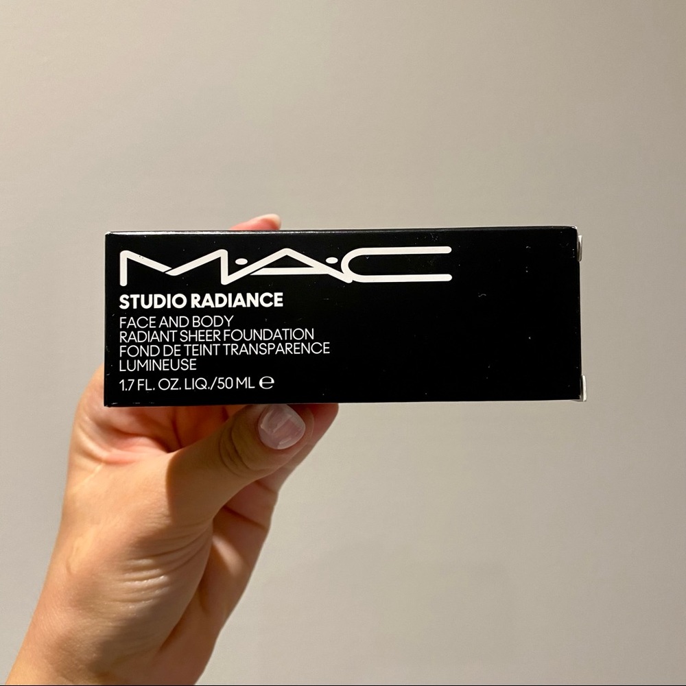 MAC STUDIO RADIANCE FACE & BODY FOUNDATION - Picture 1 of 8